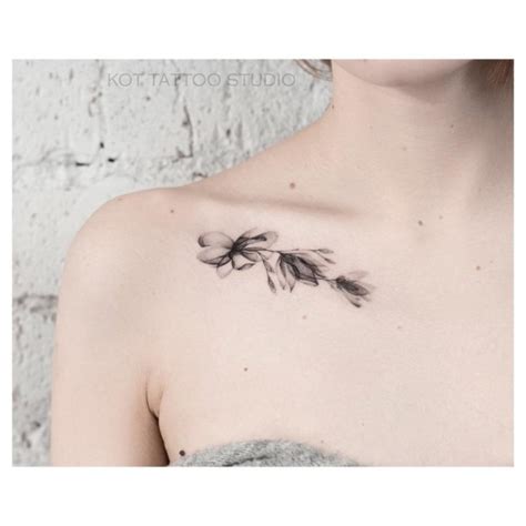 tatto pecho mujer|Tatuajes pequeños en el pecho para mujer: + 40 diseños。